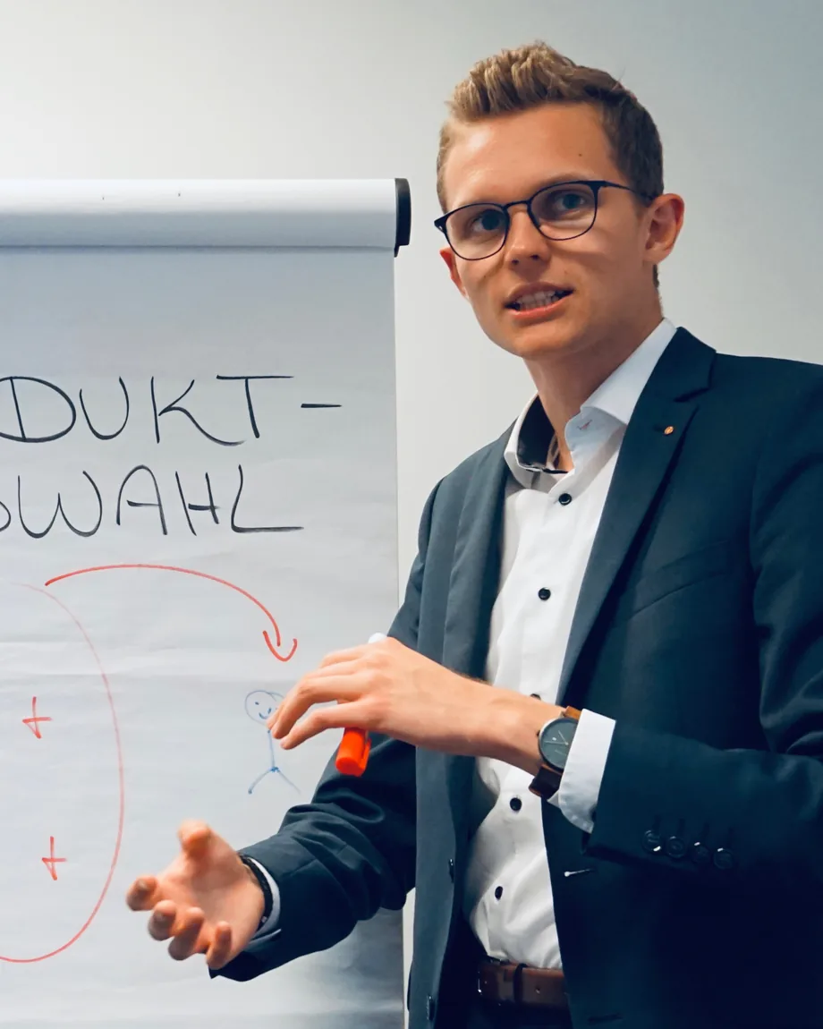 Simon Kuper erklärt Finanzen verständlich am Flipchart