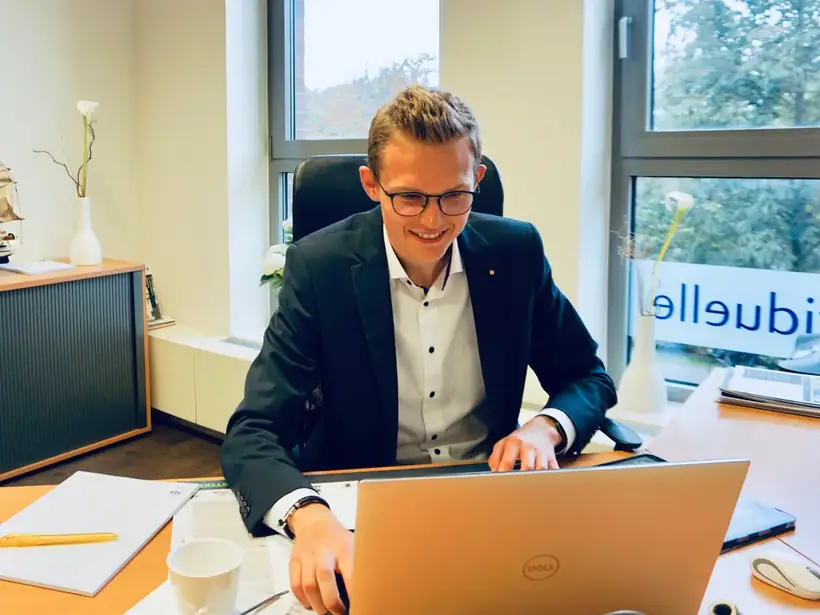 Simon Kuper bei der digitalen Beratung am Laptop